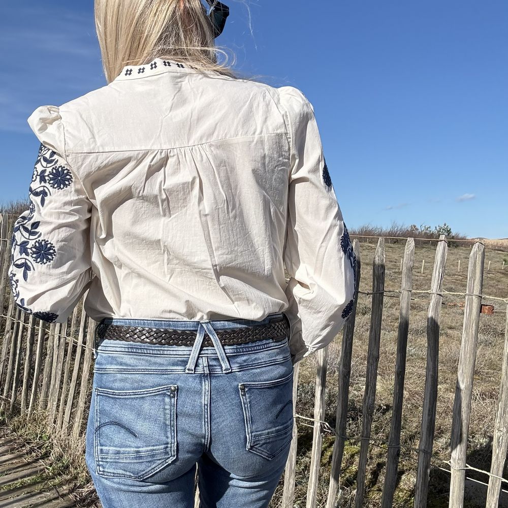 Blouse bohème en coton blanc – Fine broderie bleu - Leonie – Image 4