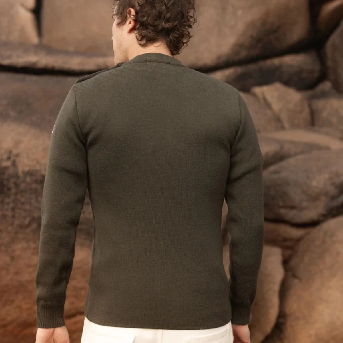 Pull marin uni 100% laine. Coupe ajustée Kaki – Image 3